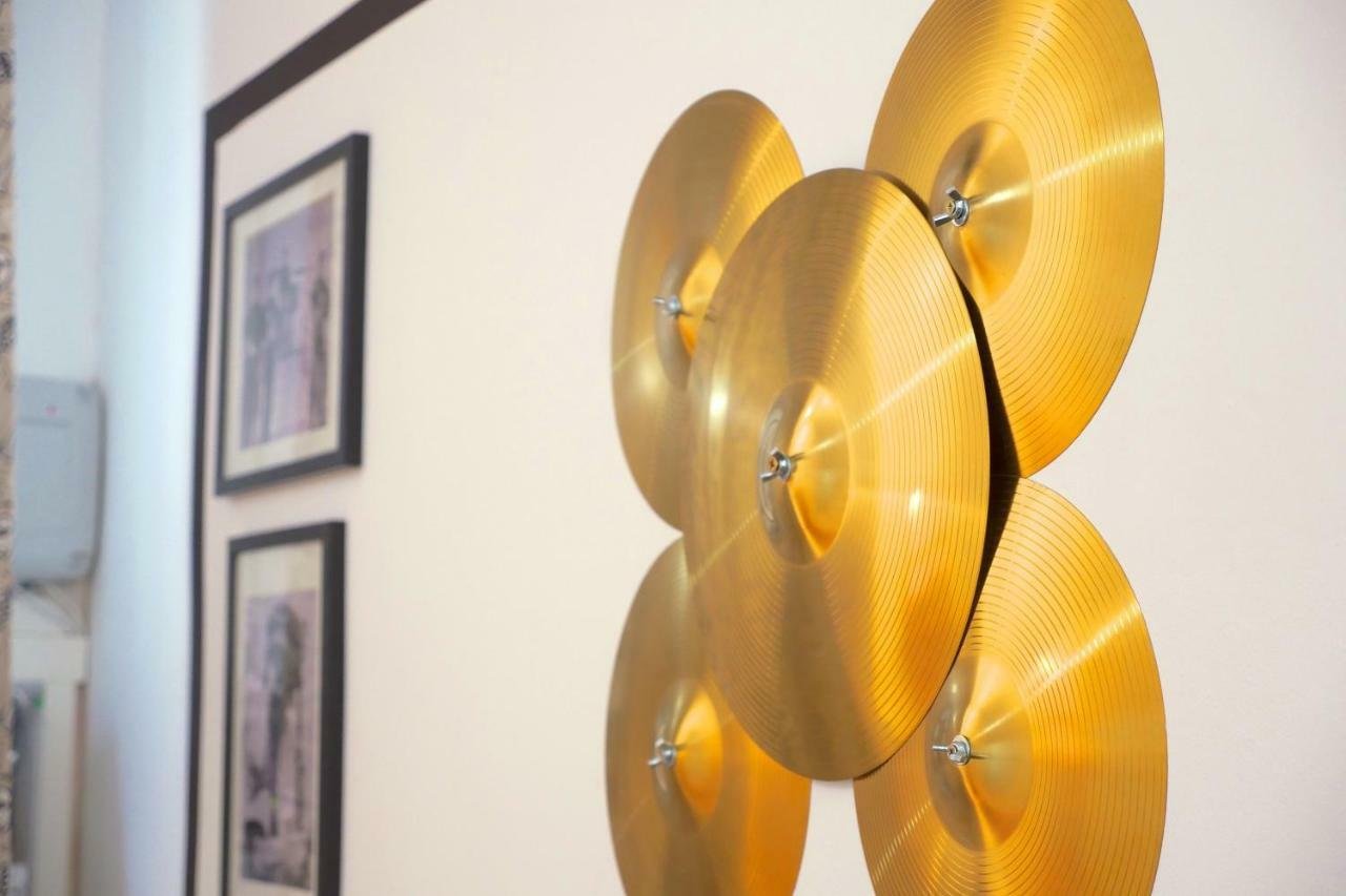 Vinilos dorados colgados en la pared